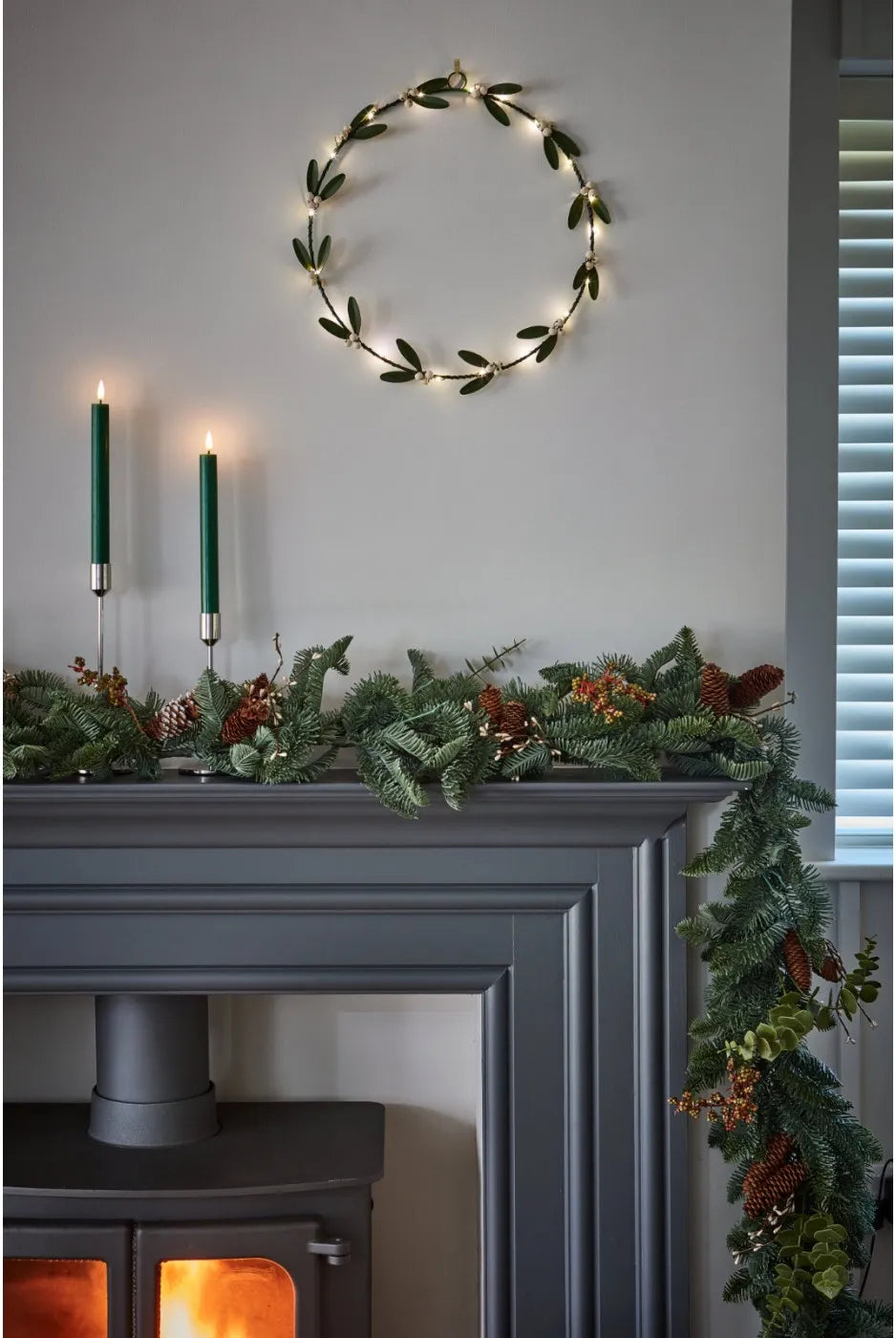 Mistletoe Circular Wreath - (Battery)