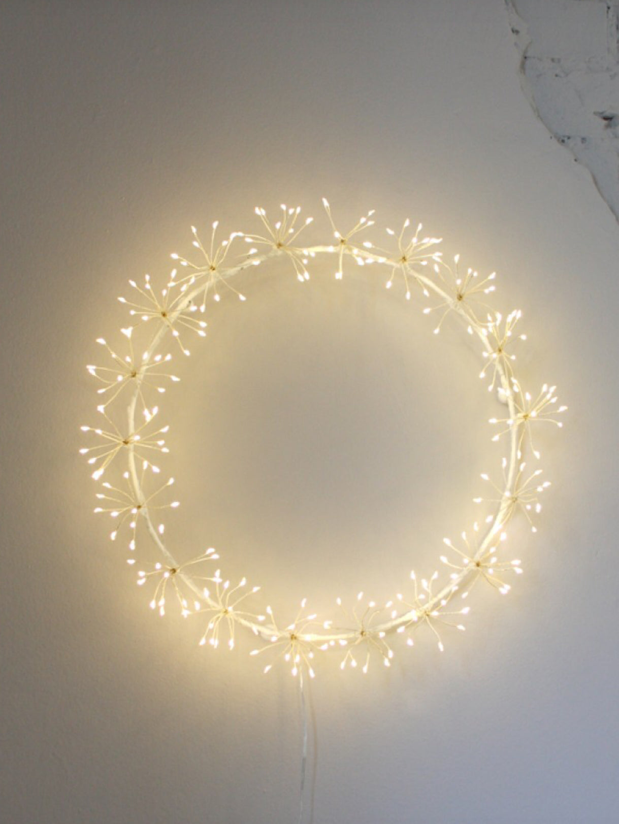 Starburst White Light Wreath - 35cm (Mains)
