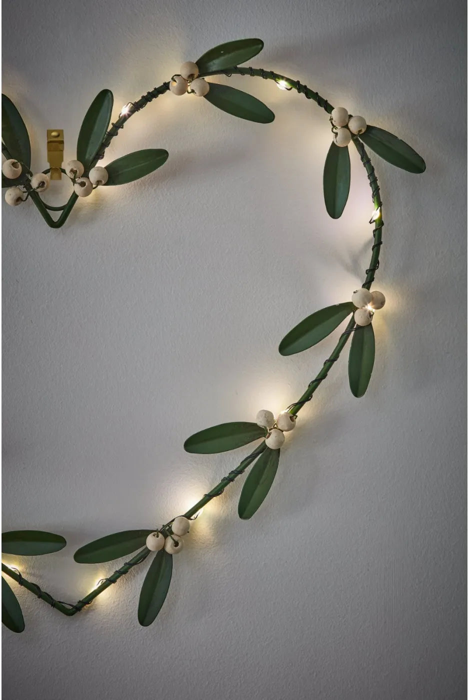 Mistletoe Heart Wreath - (Battery)