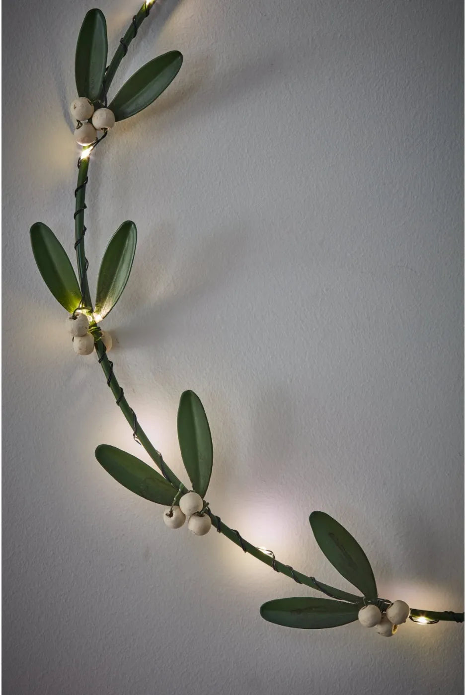 Mistletoe Circular Wreath - (Battery)
