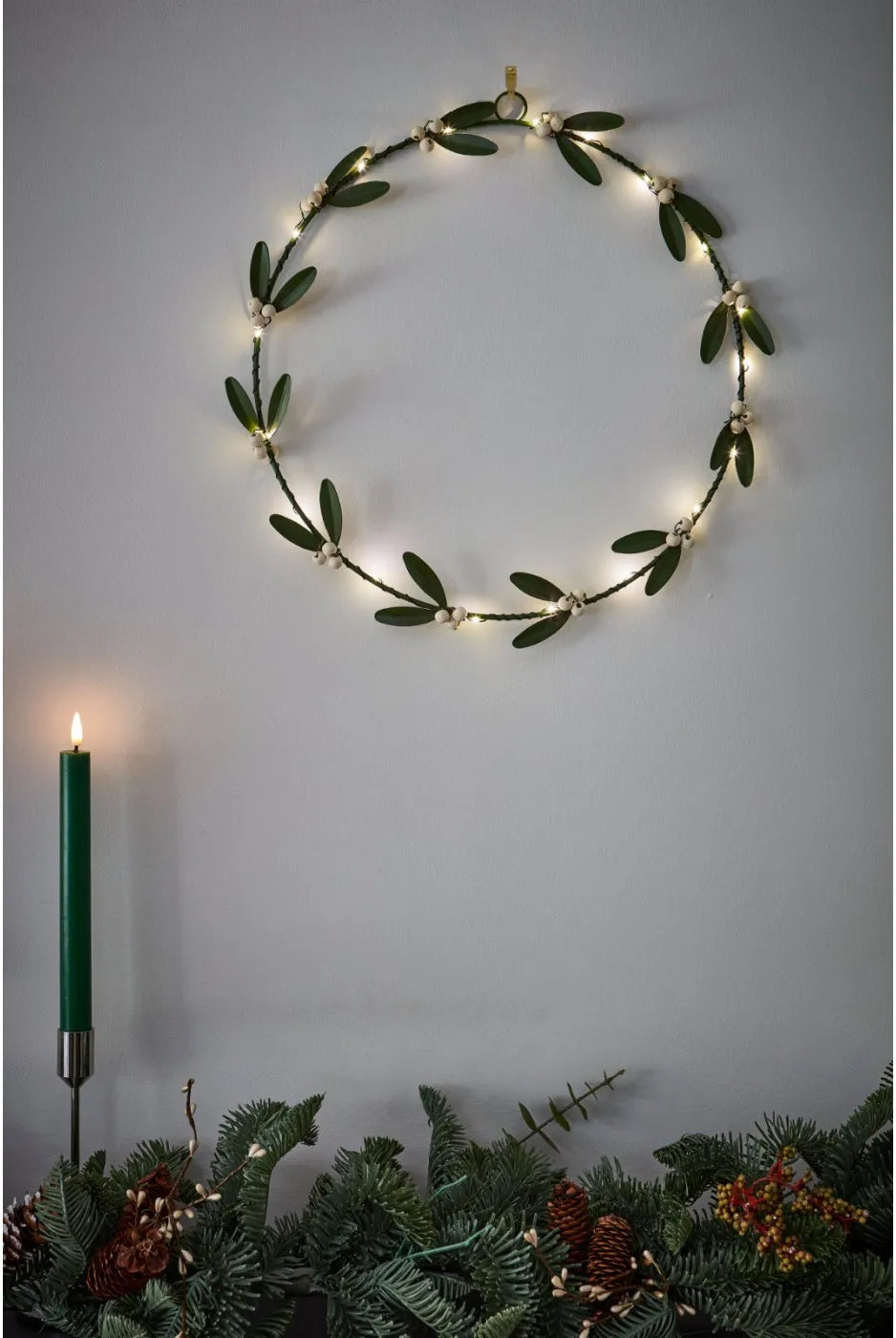 Mistletoe Circular Wreath - (Battery)