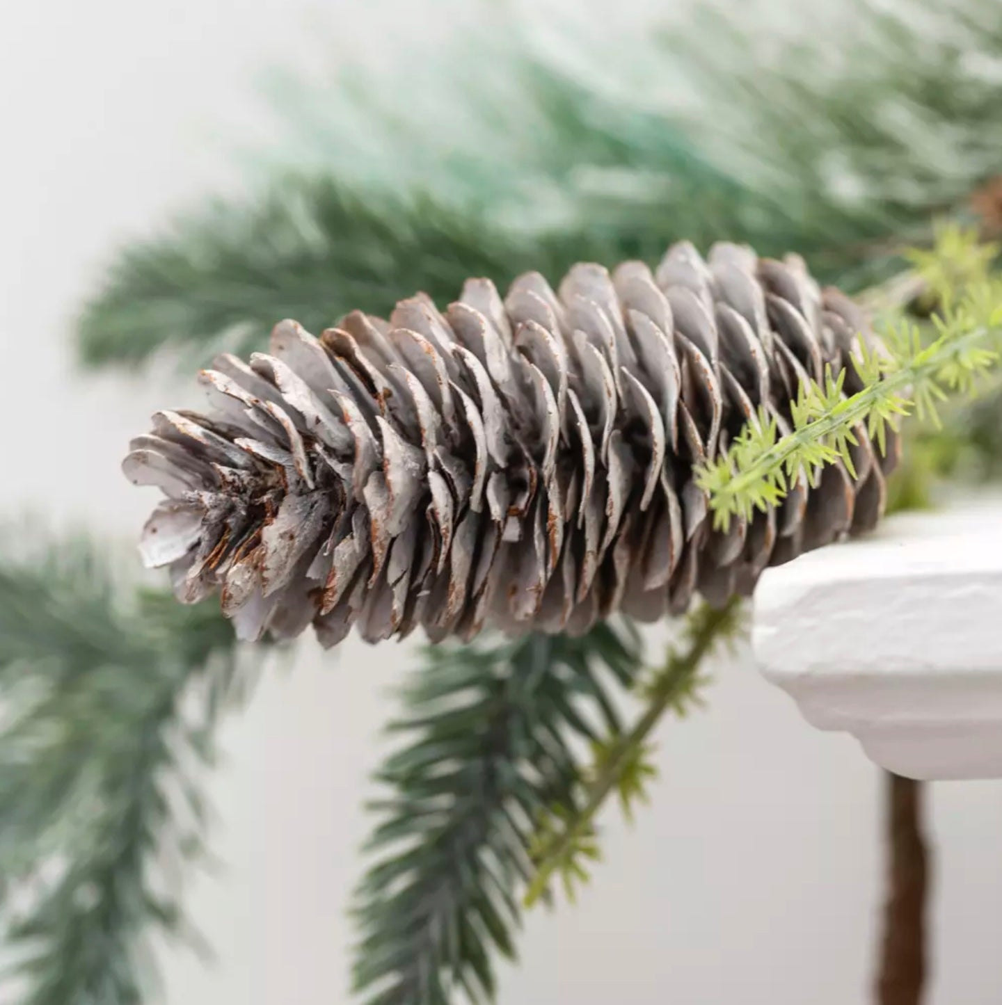 White Berry and Fircone Garland (180cm)